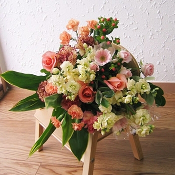 お祝い用中サイズ花束　同花材イメチェン例