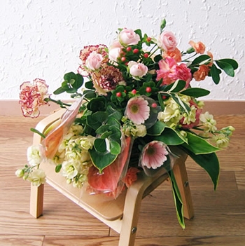 お祝い用中サイズ花束　同花材イメチェン例